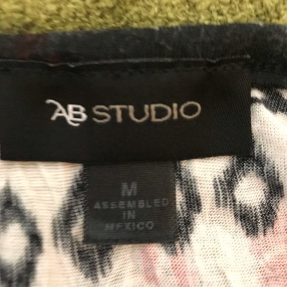 AB Studio Tribal Print w/embellished neck - Picture 4 of 5